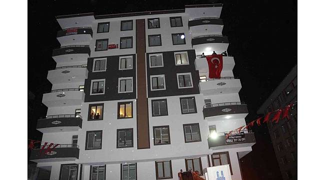Şehidin baba ocağı Türk bayraklarıyla donatıldı