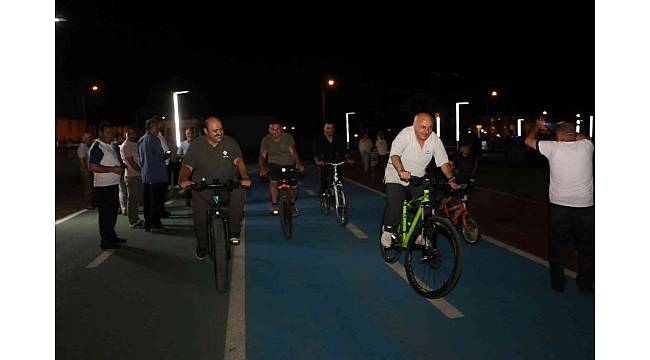 Aziziye Belediye Başkanı çocuklarla bisiklet bindi, ücretsiz dondurma dağıttı