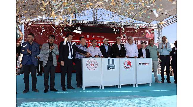 Başkan Yaşar, "Çat İlçesi'nde İlklere imza atmaya devam ediyor''